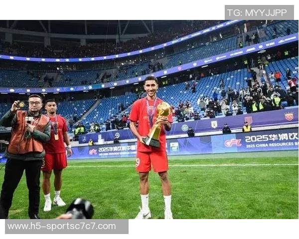 上海海港后卫亚历斯祖正式加盟成都蓉城签约两年助力球队新征程